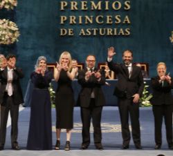 Jimmy Wales, fundador de Wikipedia, distinguida con el Premio Princesa de Asturias de Cooperación Internacional 2015, junto con varios colaboradores, 