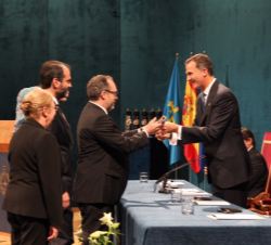 Su Majestad el Rey entrega el Premio Princesa de Asturias de Cooperación Internacional 2015, concedido a Wikipedia, a Jimmy Wales