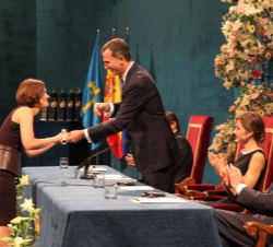 Su Majestad el Rey entrega el Premio Princesa de Asturias de Ciencias Sociales 2015 a Esther Duflo