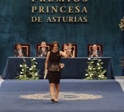 Esther Duflo, Premio Princesa de Asturias de Ciencias Sociales 2015, tras recibir el galardón
