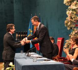 Su Majestad el Rey entrega el Premio Princesa de Asturias de la Concordia 2015, concedido a la Orden Hospitalaria de San Juan de Dios, a su superior g