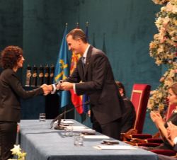 Su Majestad el Rey entrega el Premio Princesa de Asturias de Investigación Científica y Técnica 2015 a Emmanuelle Charpentier