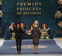 Emmanuelle Charpentier y Jennifer Doudna, Premio Princesa de Asturias de Investigación Científica y Técnica 2015, tras recibir el galardón