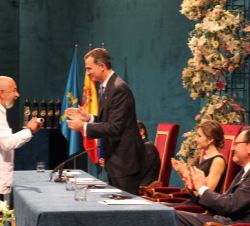 Su Majestad el Rey entrega el Premio Princesa de Asturias de las Letras 2015 a Leonardo Padura