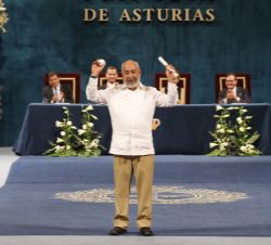 Leonardo Padura, Premio Princesa de Asturias de las Letras 2015, tras recibir el galardón