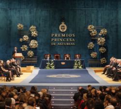 Vista del teatro durante las palabras de Su Majestad el Rey