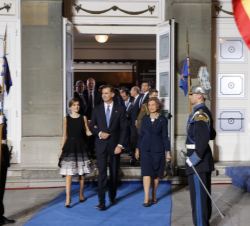 Sus Majestades los Reyes y Su Majestad la Reina Doña Sofía, a su salida del Teatro Campoamor