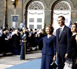 Sus Majestades los Reyes y Su Majestad la Reina Doña Sofía, a su salida del Teatro Campoamor
