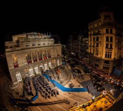 Vista aéra de la salida del Teatro Campoamor de Sus Majestades los Reyes y Su Majestad la Reina Doña Sofía 