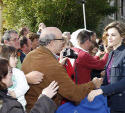 Doña Letizia saluda a los vecinos de la localidad