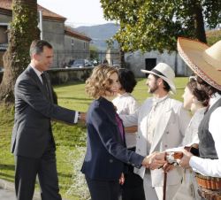 Los Reyes, en la Casa de Piedra, saludan a los vecinos que vestían trajes de indianos