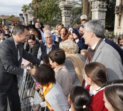 Don Felipe saluda a los vecinos de la localidad