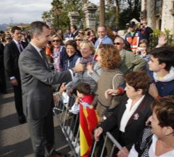 Don Felipe saluda a los vecinos de la localidad