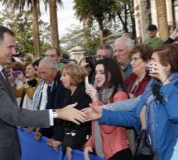 Don Felipe saluda a los vecinos de la localidad
