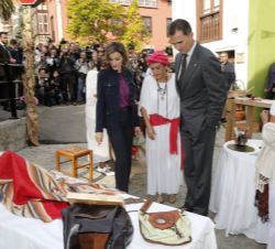 Los Reyes observan los trabajos de los talleres de artesanía