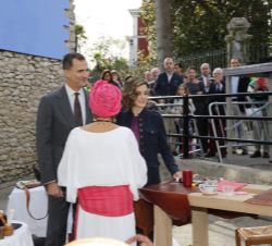 Los Reyes observan los trabajos de los talleres de artesanía
