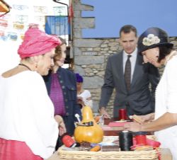 Los Reyes observan los trabajos de los talleres de artesanía