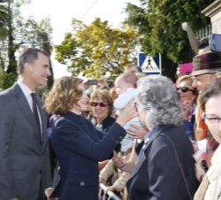Doña Letizia, con un bebé, durante su saludo a los vecinos de la localidad