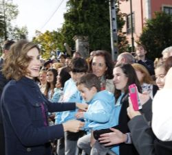 Doña Letizia saluda a los vecinos de la localidad