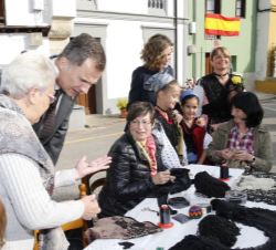 Los Reyes observan los trabajos de los talleres de artesanía
