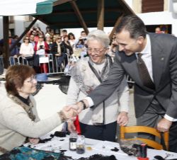 Don Felipe saluda a las artesanas de los talleres