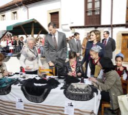 Los Reyes observan los trabajos del taller de confección de trajes de llanisca