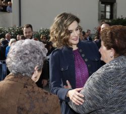 Doña Letizia, con dos vecinas de Colombres