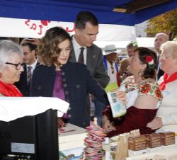 Los Reyes, en su visita al puesto de Cáritas parroquial de Ribadedeva