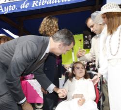Los Reyes, durante su visita al puesto "Rettando al Síndrome Rett"