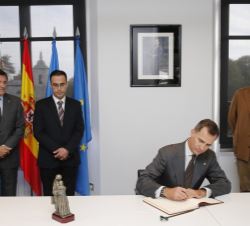 El Rey firma en el libro de honor del Ayuntamiento de Colombres