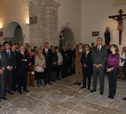 Los Reyes, junto al párroco y el resto de autoridades, en la Iglesia de Santa María de Colombres
