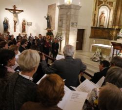 Los Reyes, junto al párroco y el resto de autoridades, en la Iglesia de Santa María de Colombres, durante un cántico dedicado a la Santina interpretad