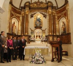 Los Reyes, junto al párroco y el resto de autoridades, en la Iglesia de Santa María de Colombres