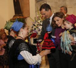 Los Reyes reciben dos muñecas vestidas con trajes de llanisca, en la Iglesia de Santa María de Colombres