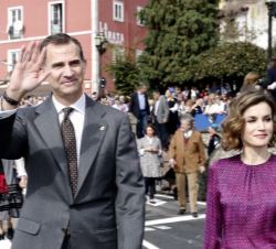 Los Reyes pasean saludando a los vecinos de la localidad
