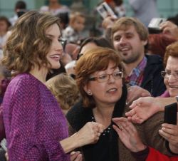 Doña Letizia saluda a los vecinos de la localidad