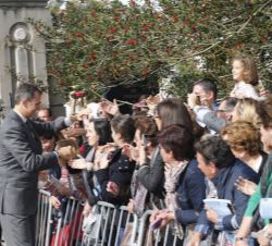 Don Felipe saluda a los vecinos de la localidad
