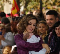 Doña Letizia con un bebé en brazos, durante su saludo a los vecinos de la localidad