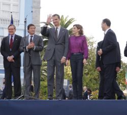 Don Felipe agradece el aplauso de los vecinos, durante el acto de entrega del Premio al Pueblo Ejemplas de Asturias 2015