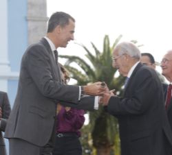 Su Majestad el Rey hace entrega del galardón a Antonio Álvarez Boeta y a Román Díaz Obeso, los socios fundadores más antiguos de la asociación de fest