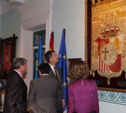 Los Reyes visitan la planta dedicada a la emigración en Cuba del Museo de la Emigración