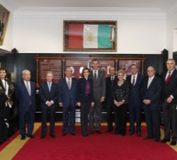 Los Reyes, con los miembros del Patronato Internacional de la Fundación Archivo de Indianos, en la sala dedicada a México del Museo de la Emigración