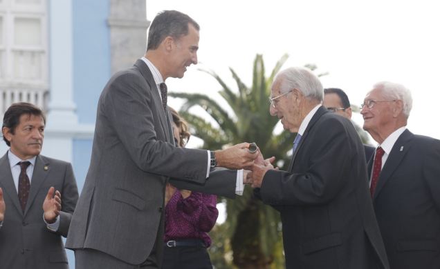 Su Majestad el Rey hace entrega del galardón a Antonio Álvarez Boeta y a Román Díaz Obeso, los socios fundadores más antiguos de la asociación de fest