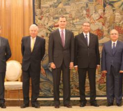 Su Majestad el Rey junto al Primer Ministro de la República Tunecina, el ministro de Asuntos Exteriores y de Cooperación, el embajador de España en la
