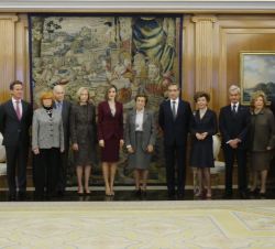 Su Majestad la Reina junto a una representación de la Fundación ANAR