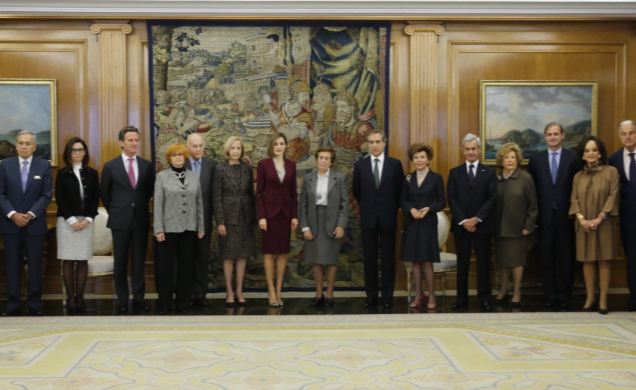 Su Majestad la Reina junto a una representación de la Fundación ANAR