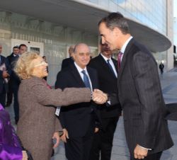 Don Felipe recibe el saludo de la alcaldesa de Madrid, Manuela Carmena