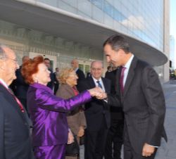 Su Majestad el Rey recibe el saludo de la presidenta del Club de Madrid y expresidenta de Letonia, Vaira Vike-Freiberga