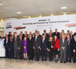 Su Majestad el Rey y las autoridades asistentes, con los miembros y miembros honorarios del Club de Madrid, miembros de fundaciones constituyentes, so