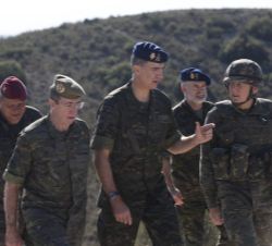 Don Felipe a su llegada a "San Gregorio", con el jefe del Estado Mayor de la Defensa, el comandante de la Brigada Multinacional española, el
